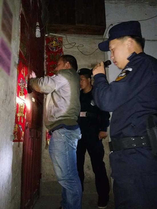 周口粗心妈妈误将幼女锁家中 